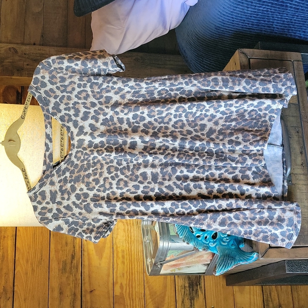 Cute Small Leopard print top with pockets